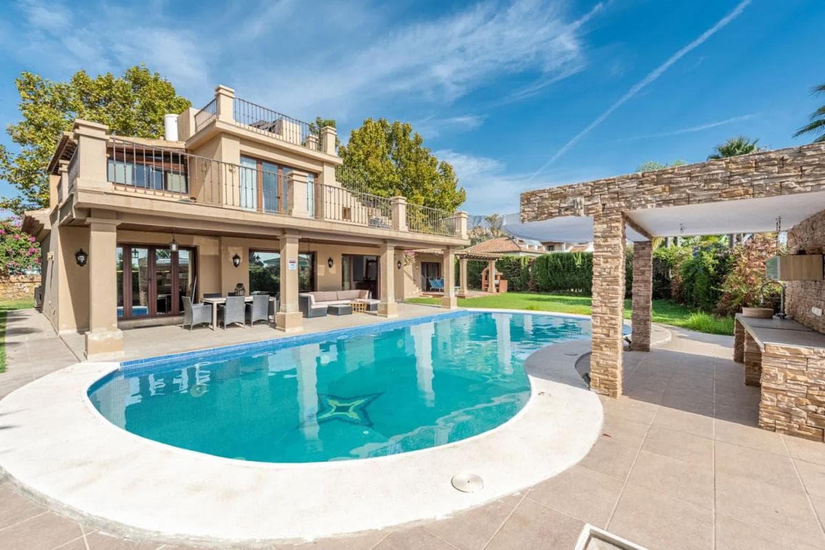 Venta de chalet independiente en Barrio Las Lomas de Río Verde, Marbella
photo 2