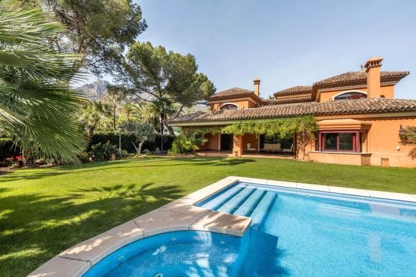 Chalet independiente en venta en Barrio Sierra Blanca, Marbella
photo 1