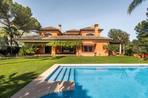 Chalet independiente en venta en Barrio Sierra Blanca, Marbella
thumbnail 2