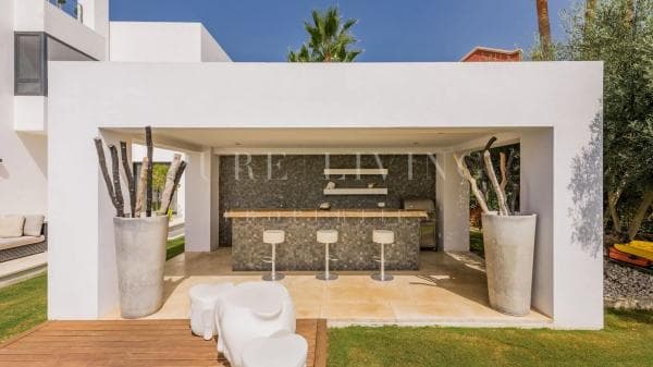 Chalet independiente en venta en Calle Julio Caro Baroja, Marbella
thumbnail 1