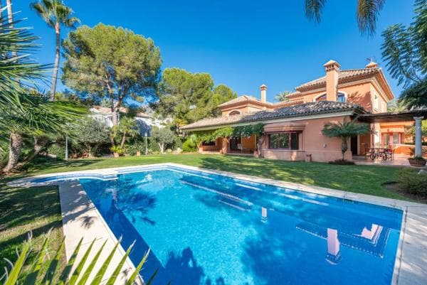Chalet independiente en venta en Barrio Sierra Blanca, Marbella
photo 1
