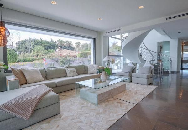 Chalet independiente en venta en Calle Benaojan, Marbella
thumbnail 2