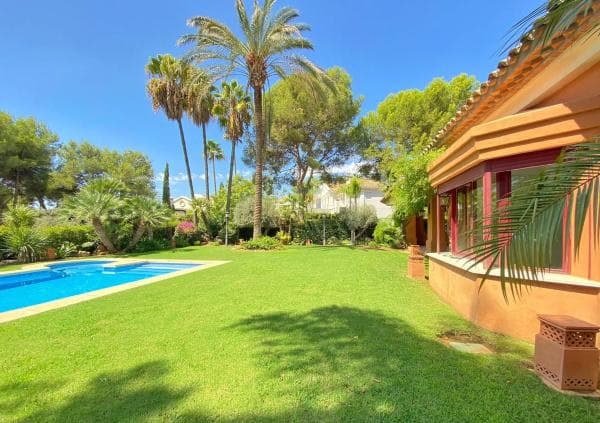 Chalet independiente en venta en Barrio Sierra Blanca, Marbella
thumbnail 2