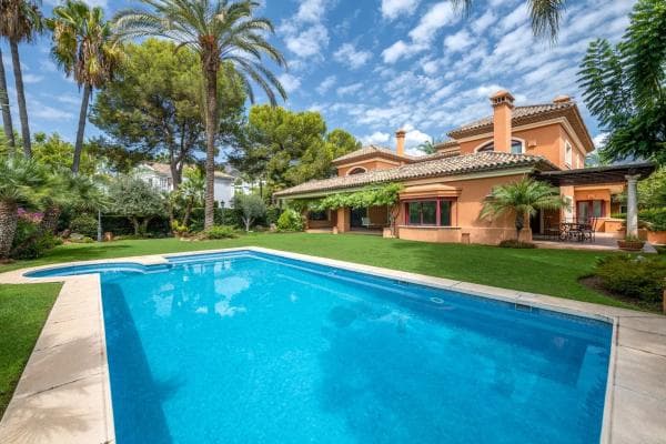 Chalet independiente en venta en Barrio Sierra Blanca, Marbella
photo 1
