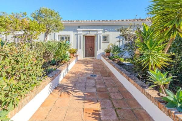 Chalet adosado en venta en Barrio Aloha , Marbella thumbnail 1
