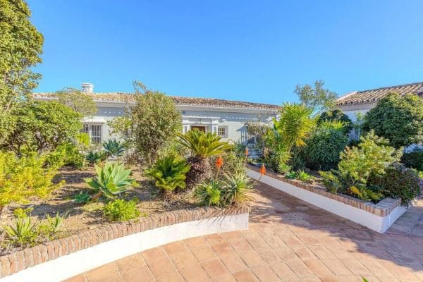 Chalet adosado en venta en Barrio Aloha , Marbella thumbnail 2