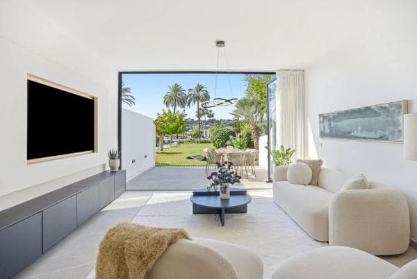Chalet adosado en venta en Avenida Valle del Golf, 2 , Marbella photo 1