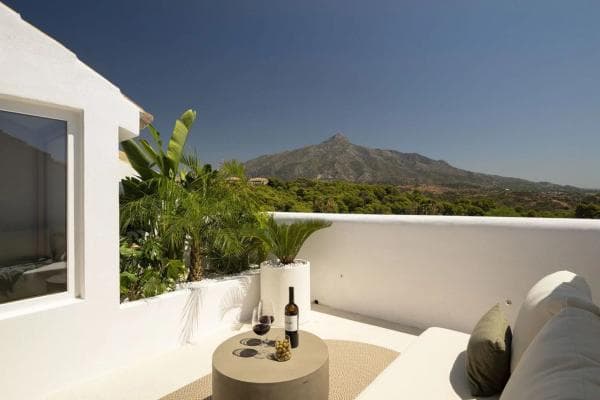 Chalet adosado en venta en Avenida del Norte , Marbella thumbnail 2