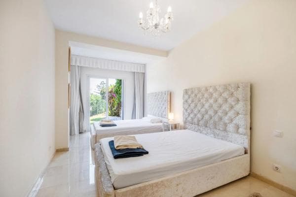 Chalet pareado en avenida Valle del Golf thumbnail 1