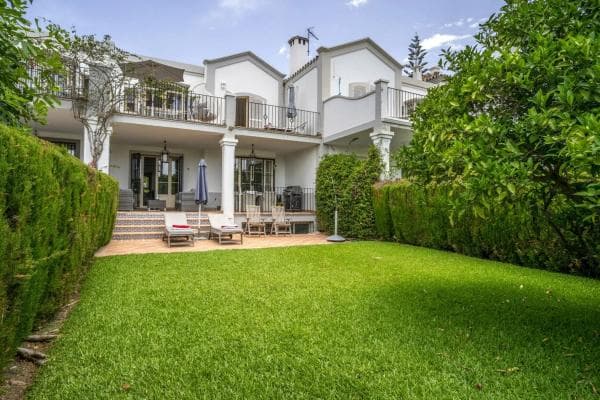 Chalet adosado en venta en Barrio Aloha , Marbella thumbnail 1