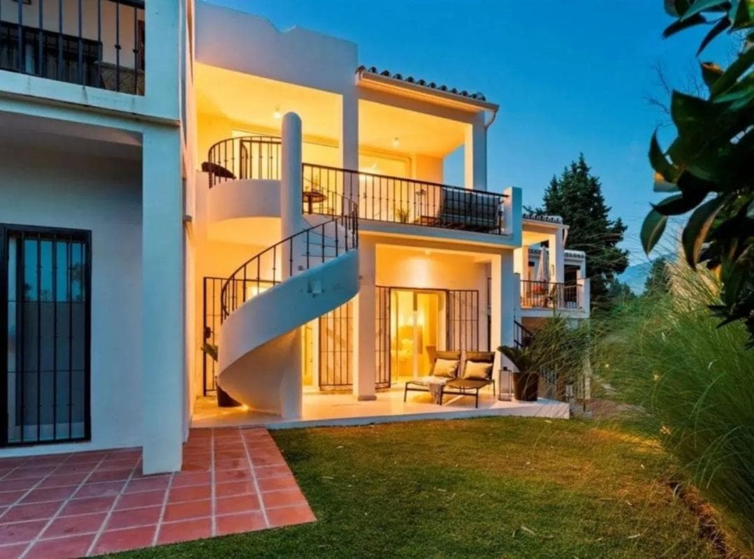 Venta de chalet adosado en La Pinta , Marbella photo 2