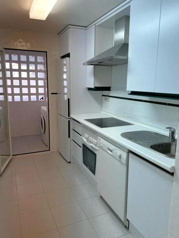 Venta de piso en Barrio La Dama de Noche-La Alzambra, Marbella
photo 2