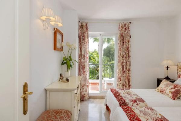 Chalet adosado en venta en Urbanización Los Naranjos de Marbella s/n , Marbella thumbnail 2