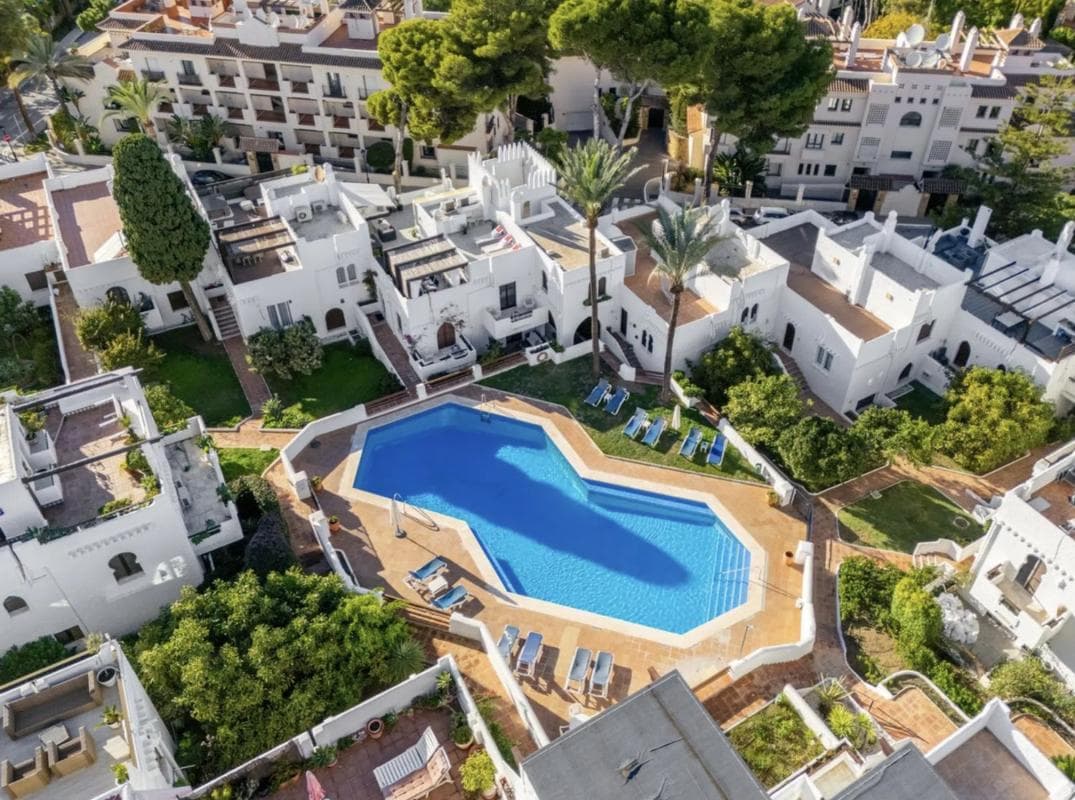 Venta de chalet adosado en Barrio La Dama de Noche-La Alzambra , Marbella photo 4