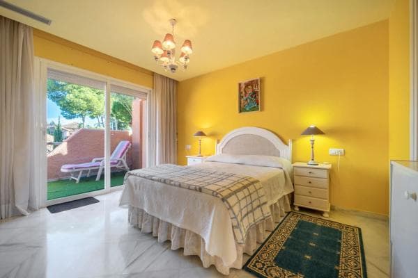 Chalet adosado en venta en Barrio La Dama de Noche-La Alzambra , Marbella photo 1