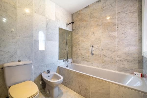 Chalet adosado en venta en Barrio La Dama de Noche-La Alzambra , Marbella thumbnail 1