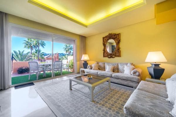 Chalet adosado en venta en Barrio La Dama de Noche-La Alzambra , Marbella thumbnail 2