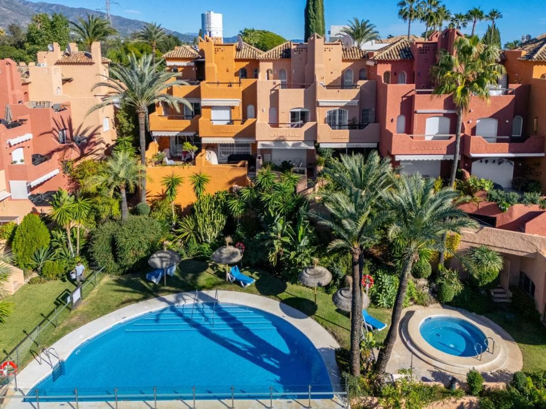 Venta de chalet adosado en Barrio La Dama de Noche-La Alzambra , Marbella photo 4