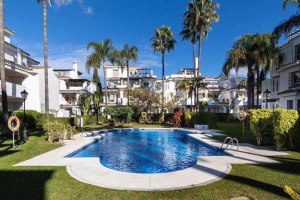 Chalet adosado en venta en Calle Alcaucín, 19 , Marbella photo 1