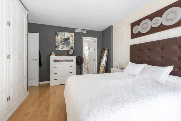 Chalet adosado en venta en Calle Alcaucín, 19 , Marbella thumbnail 1