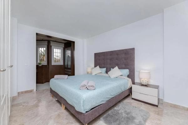 Chalet adosado en venta en Calle Almogía s/n , Marbella thumbnail 1