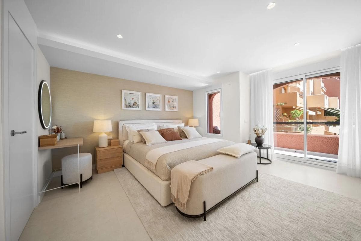 Venta de chalet adosado en Barrio La Dama de Noche-La Alzambra , Marbella photo 3