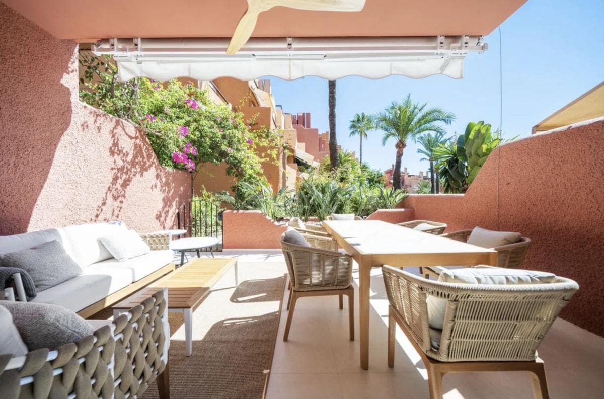 Venta de chalet adosado en Barrio La Dama de Noche-La Alzambra , Marbella photo 2