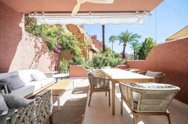 Chalet adosado en venta en Barrio La Dama de Noche-La Alzambra , Marbella thumbnail 1