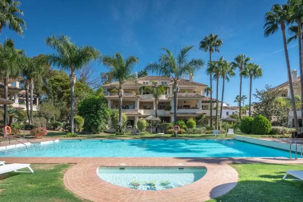 Duplex en venta en Barrio Las Brisas, Marbella photo 1