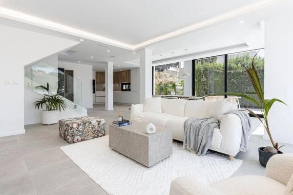 Chalet independiente en venta en Pasaje Miguel Mihura, Marbella
thumbnail 2