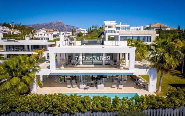 Chalet independiente en venta en Avenida Generalife, Marbella
photo 1