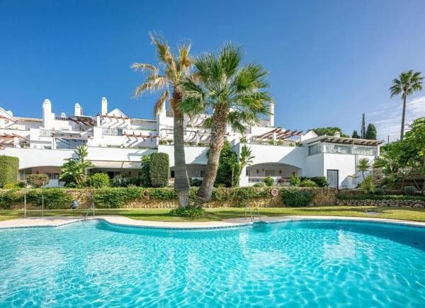 Venta de piso en Urbanizacion Nueva Andalucia K, Marbella
thumbnail 1