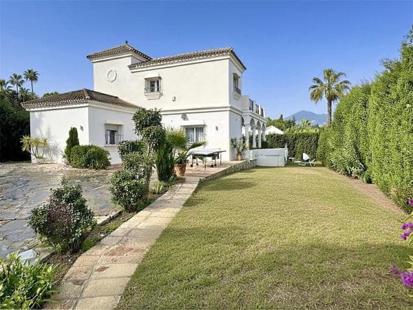 Chalet independiente en venta en Barrio Los Naranjos, Marbella
thumbnail 1