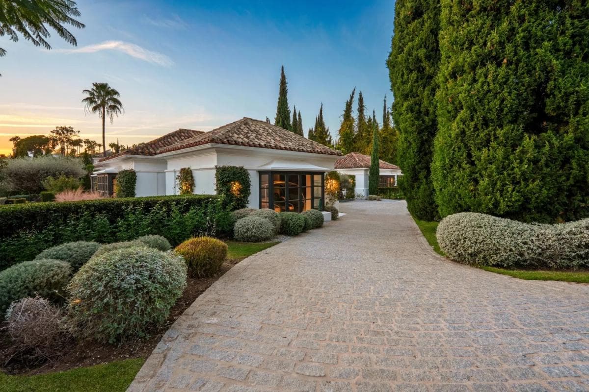 Sale of independent chalet in Barrio Los Naranjos, Marbella
photo 3