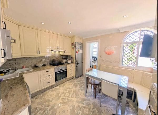 Chalet adosado en venta en Avenida del Prado , Marbella thumbnail 2