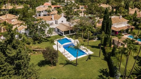 Chalet independiente en venta en Calle Pez Austral, Marbella
thumbnail 1
