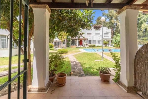 Chalet adosado en venta en Barrio Los Naranjos , Marbella photo 1