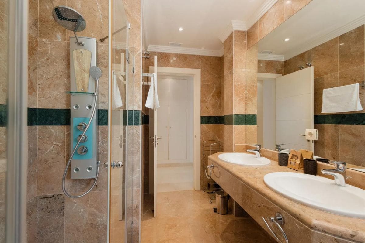 Penthouse sale in Urbanización Vista Real, 39, Marbella photo 5