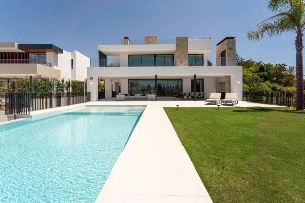 Chalet independiente en venta en Barrio Los Naranjos, Marbella
photo 1