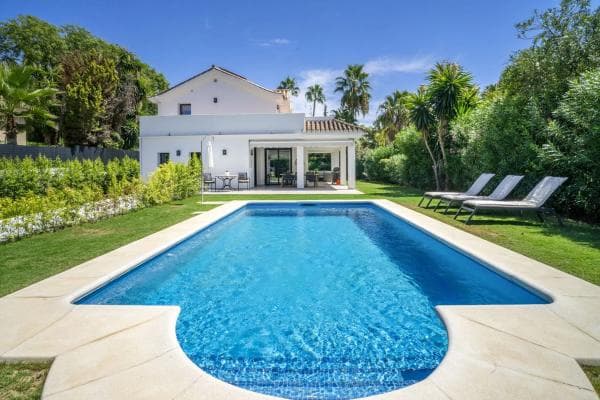 Chalet independiente en venta en Barrio Los Naranjos, Marbella
photo 1
