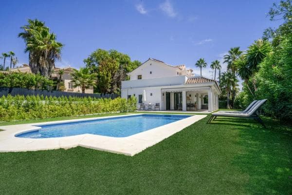Chalet independiente en venta en Barrio Los Naranjos, Marbella
thumbnail 1
