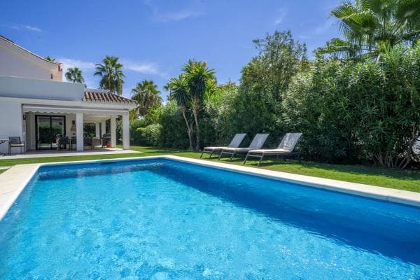 Chalet independiente en venta en Barrio Los Naranjos, Marbella
thumbnail 2