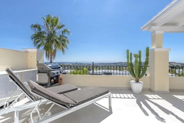 Chalet adosado en venta en Barrio Los Naranjos , Marbella thumbnail 1