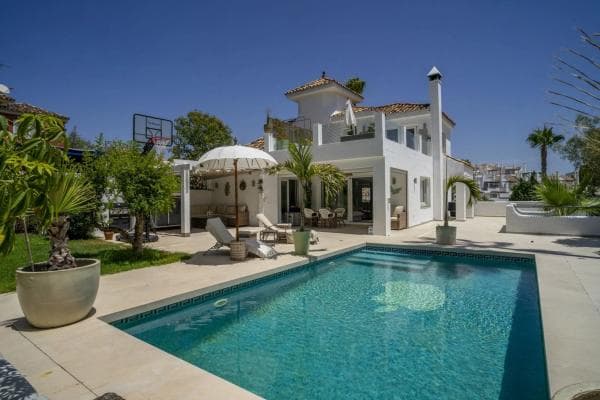 Chalet independiente en venta en Barrio Los Naranjos, Marbella
photo 1