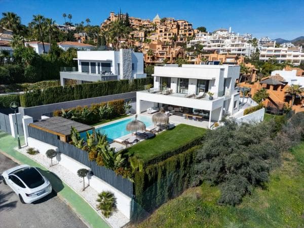 Chalet independiente en venta en Calle Osa Menor 2G, Marbella
photo 1