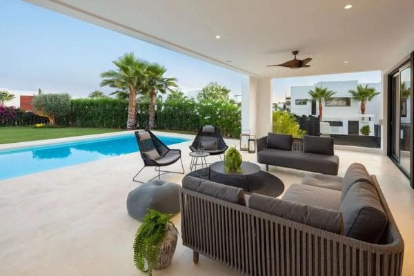 Independent chalet for sale in Calle Haza del Conde, 1 -5, Marbella
thumbnail 1