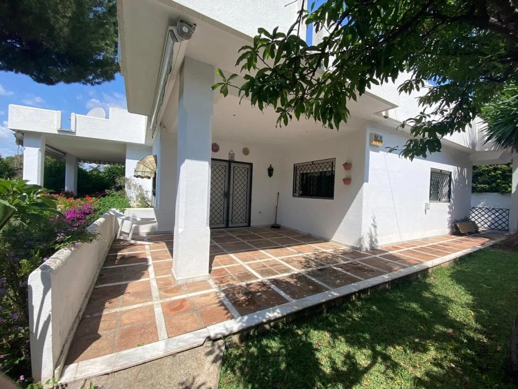 Sprzedaż niezależnego domku jednorodzinnego w CASARES-UR ROCIO NAGUELES, Marbella photo 2