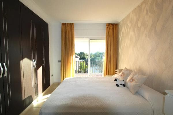 Chalet adosado en venta en Calle Pléyades , Marbella thumbnail 2