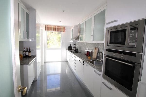 Piso en venta en Calle del Mediterráneo, Marbella
photo 1