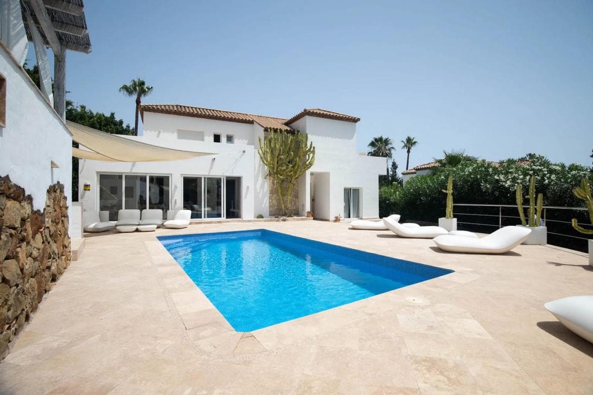 Sale of independent chalet in Barrio Los Naranjos, Marbella
photo 2